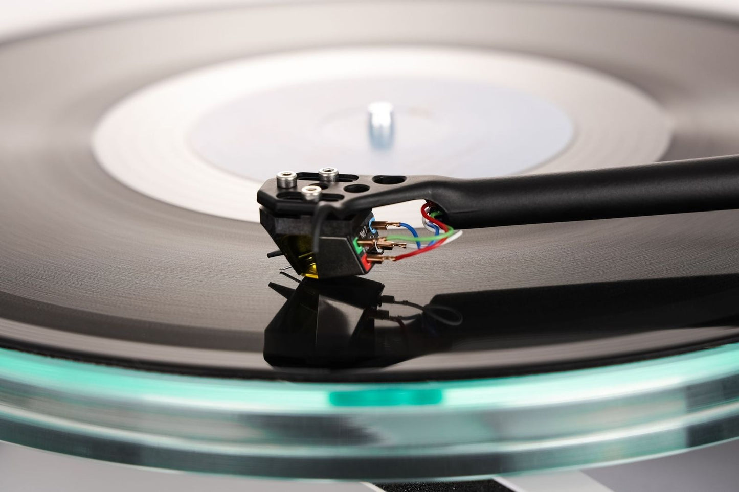 Product image of a Rega Planar 8 in white with an ND7 Cartridge