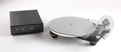 Product Image of a Rega Planar 10 with Apheta 3 cartridge and power supply in Black