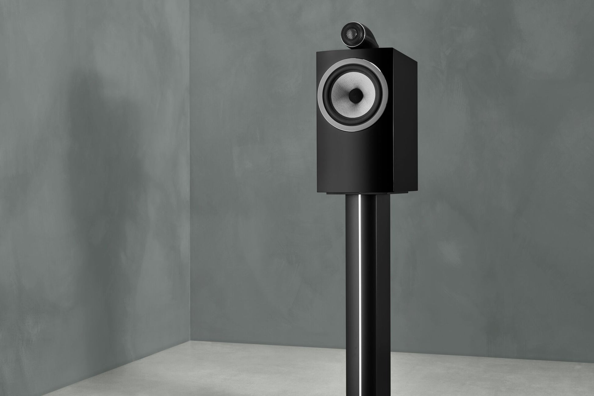 Product Image of the Bowers & Wilkins 705 S3 Speaker in Gloss Black