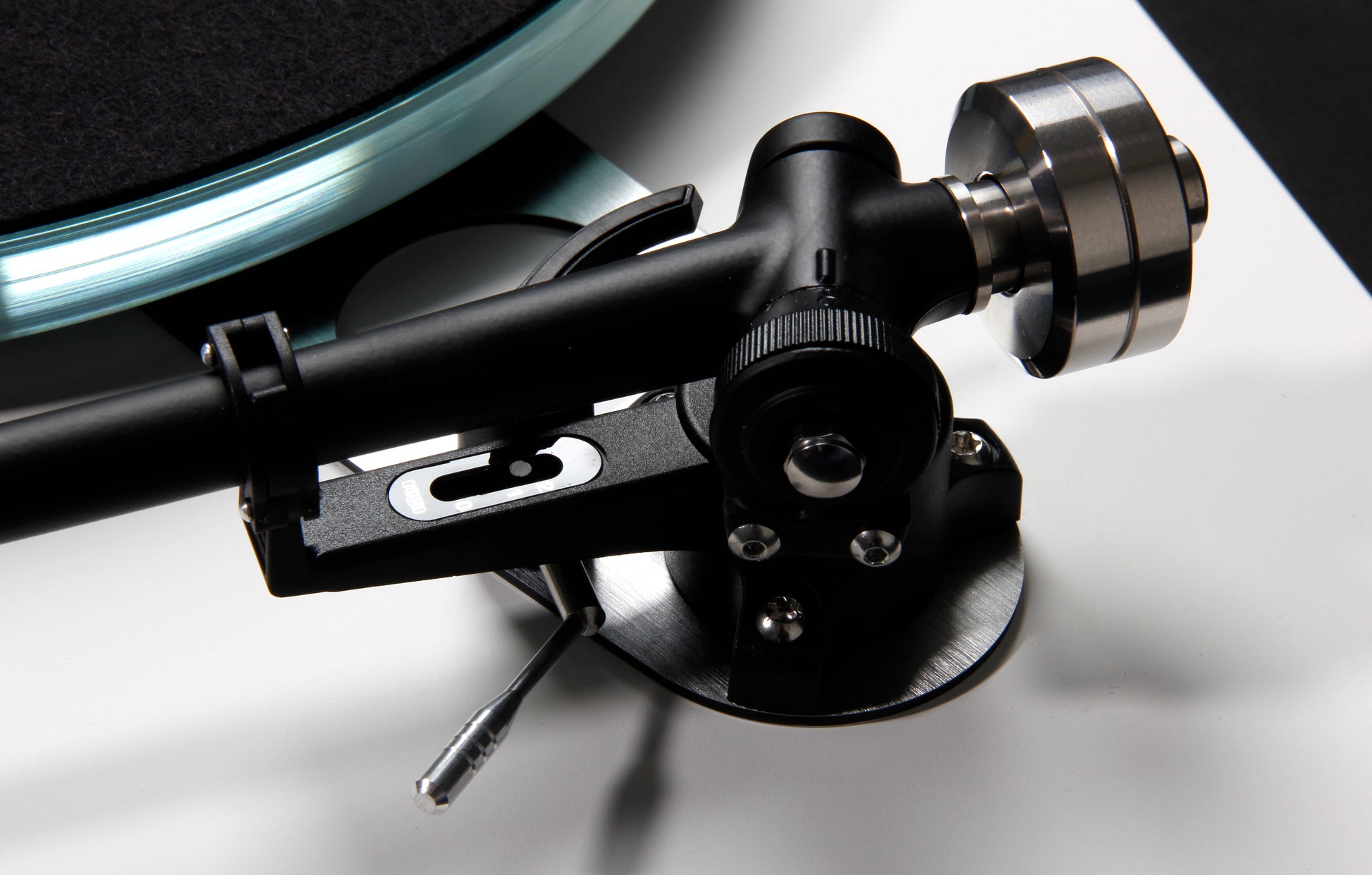 Product Image of a Rega Planar 6 Turntable in White