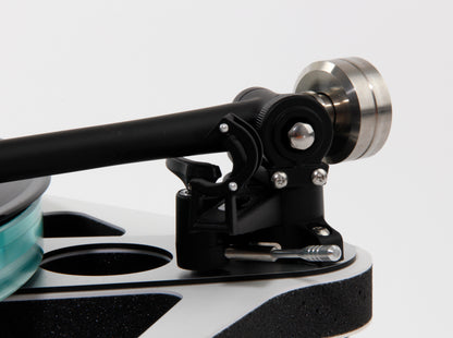 Product image of a Rega Planar 8 in white with an Apheta 3 Cartridge