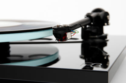 Product image of a Rega Planar 3 with ND3 Cartridge in black.