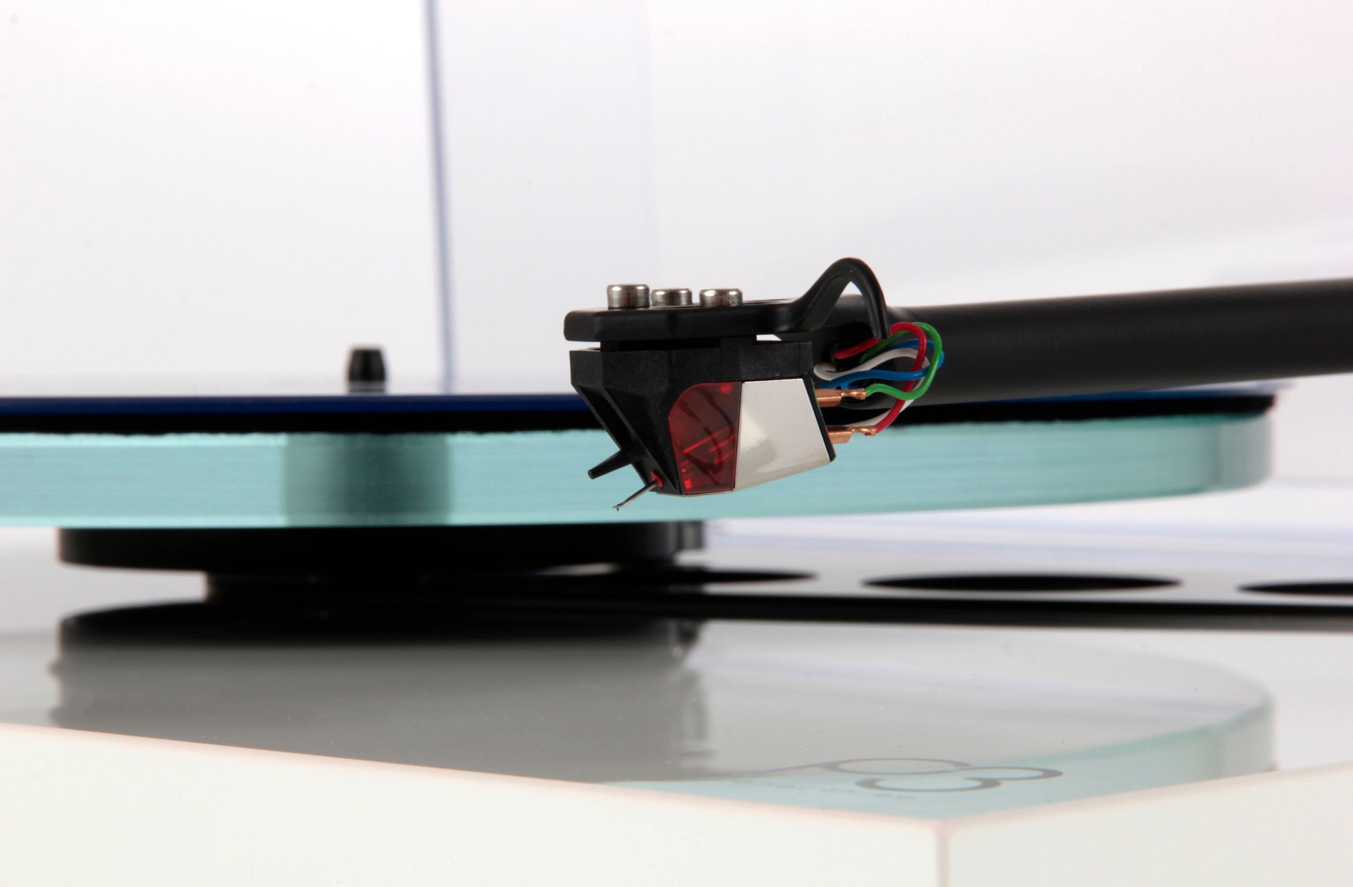 Product image of a Rega Planar 3 with ND3 Cartridge in White.