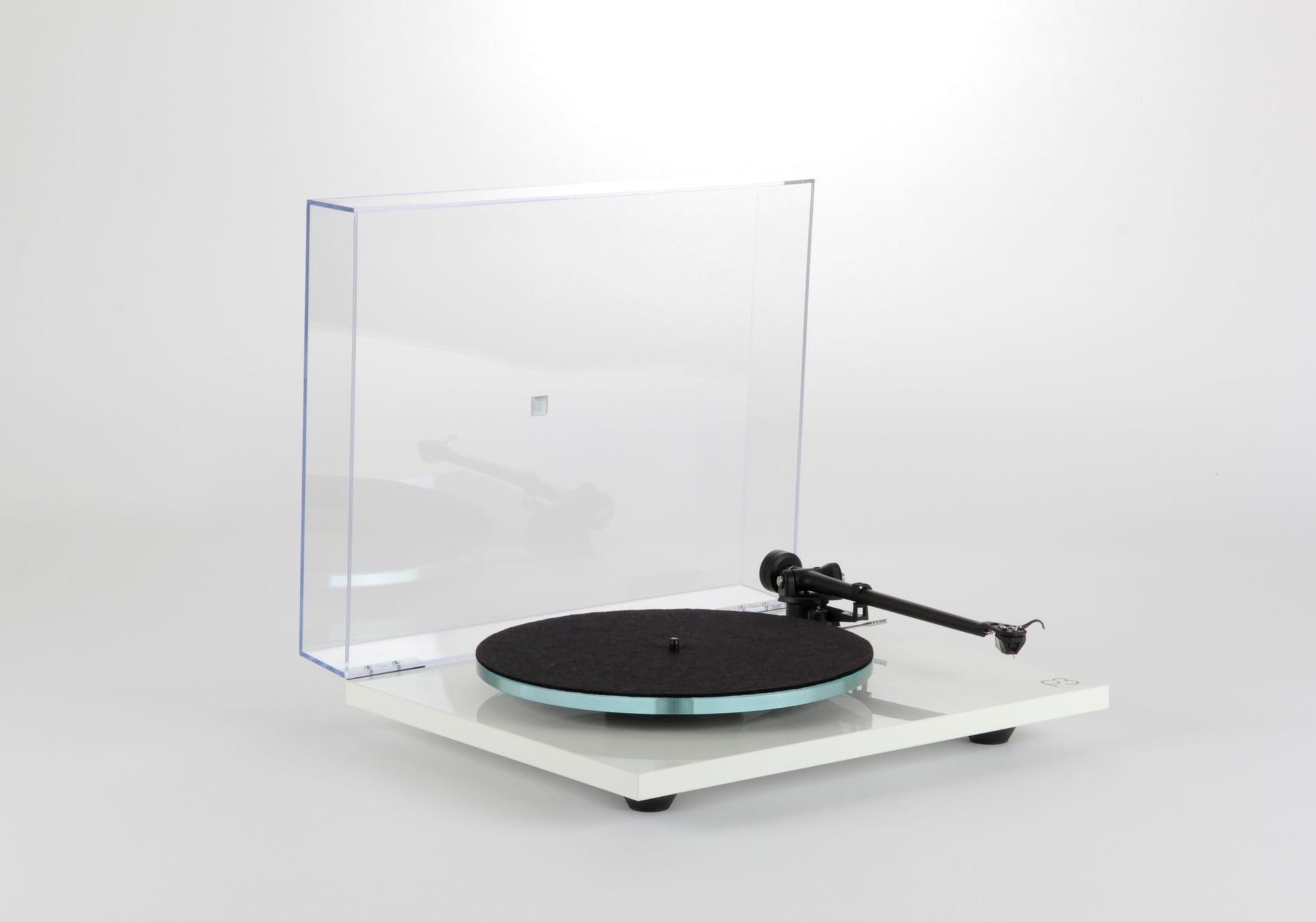 Product image of a Rega Planar 3 with ND5 Cartridge in White.