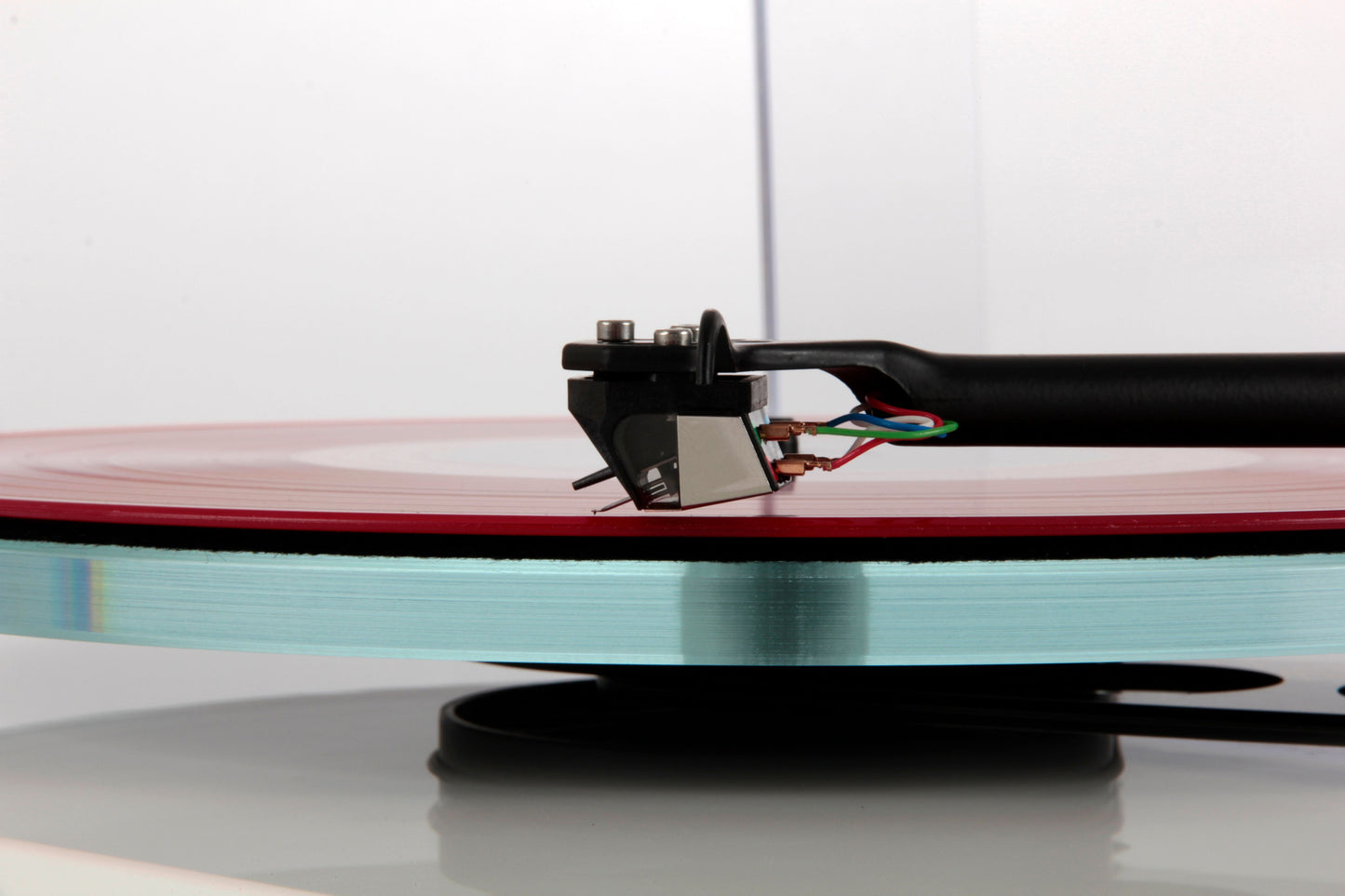 Product image of a Rega Planar 3 with ND5 Cartridge in White.