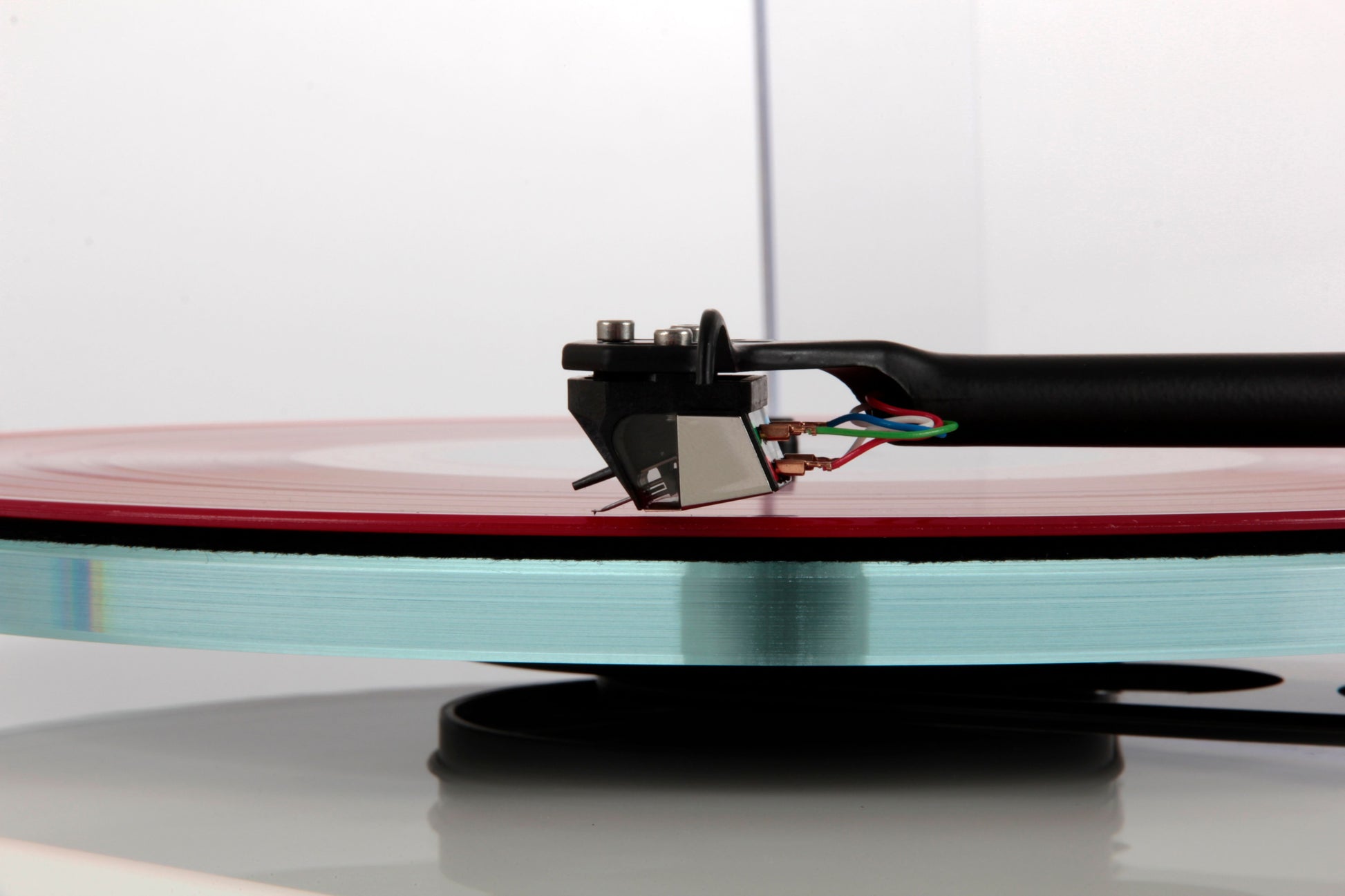 Product image of a Rega Planar 3 with ND5 Cartridge in White.