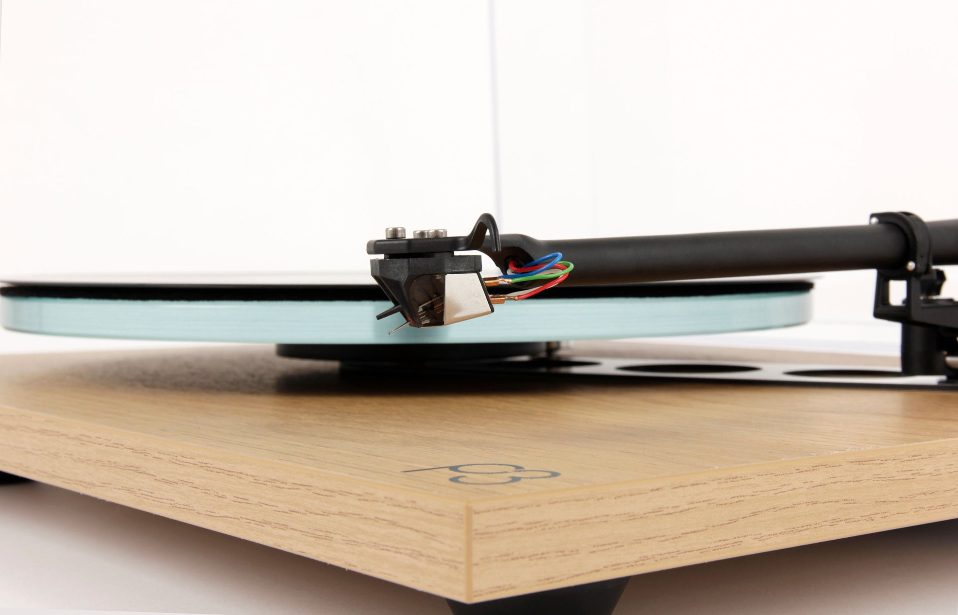 Product image of a Rega Planar 3 with ND5 Cartridge in Light Oak.