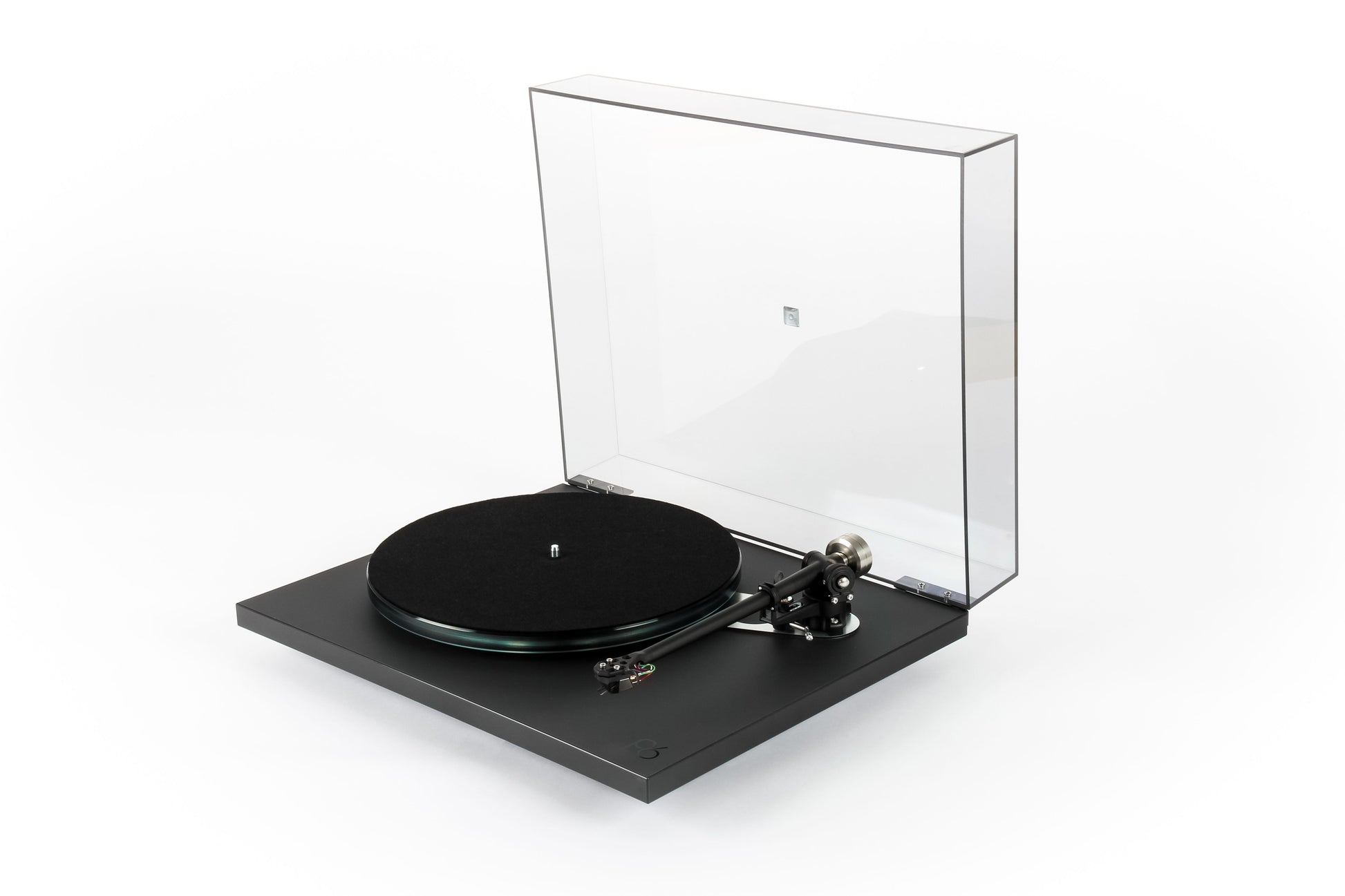 Product Image of a Rega Planar 6 turntable with ND5 cartridge in Black
