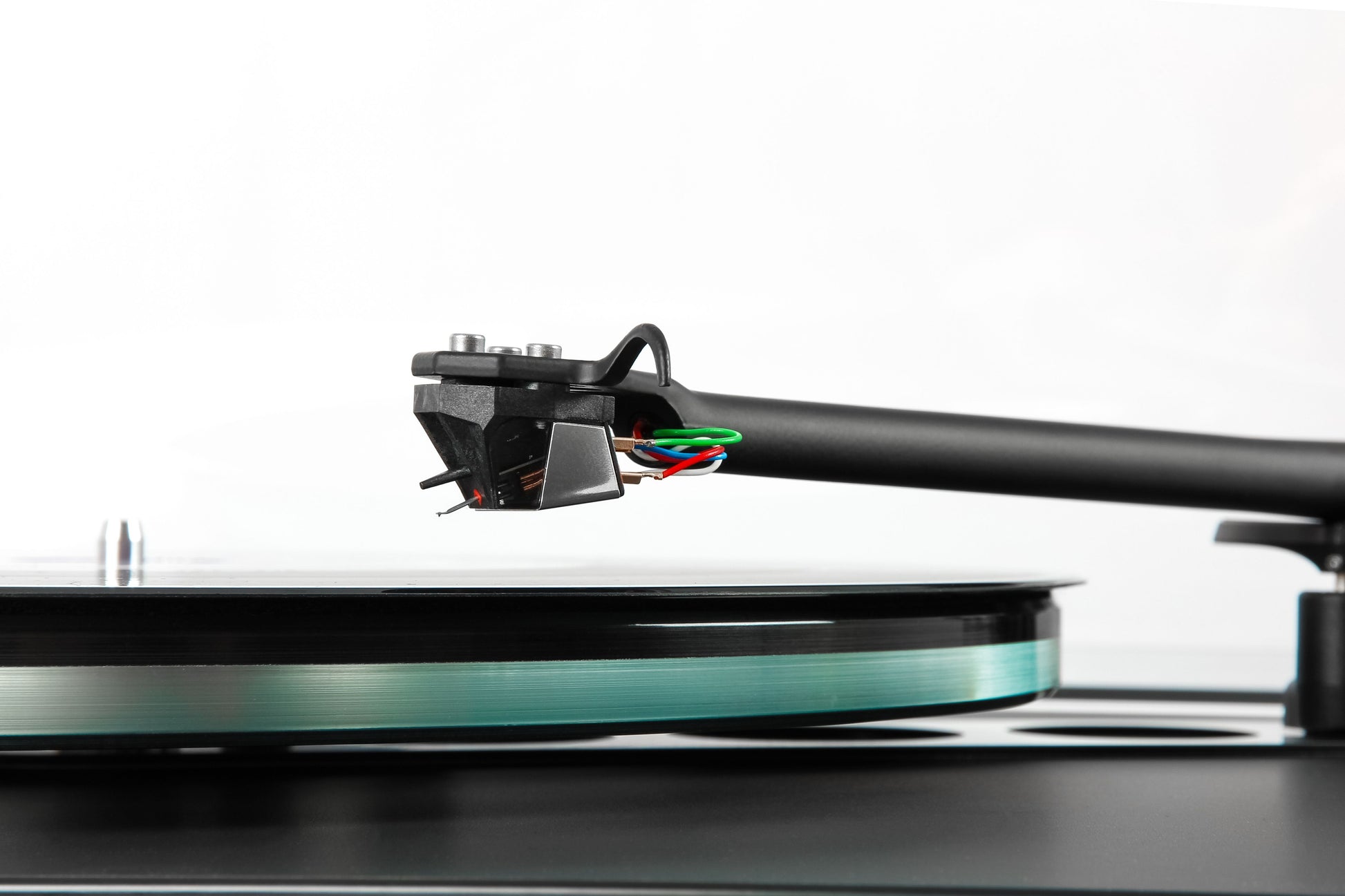 Product Image of a Rega Planar 6 turntable with ND5 cartridge in Black