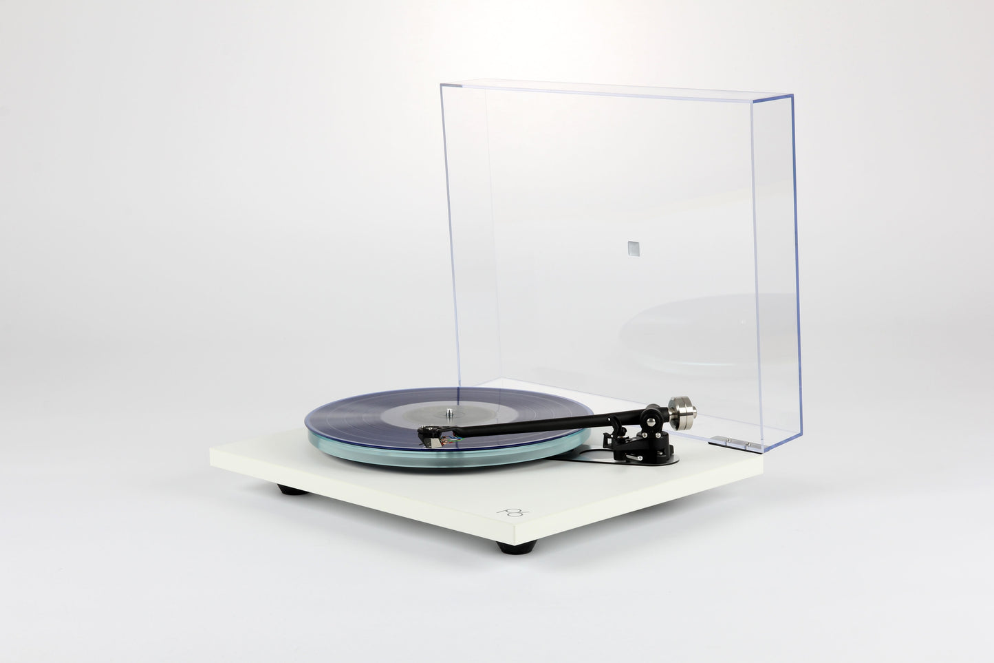Product Image of a Rega Planar 6 Turntable in White with ND5 Cartridge