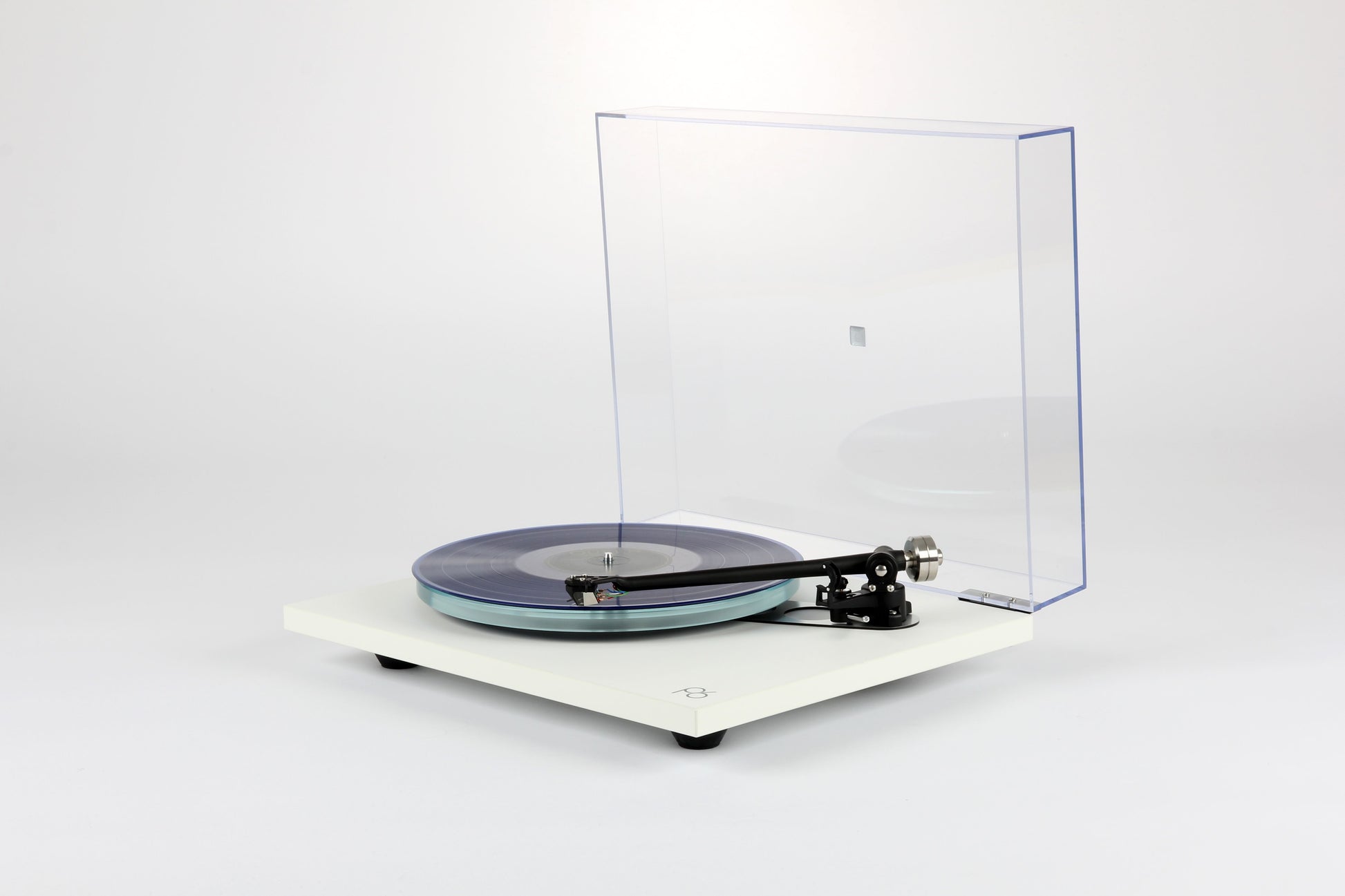 Product Image of a Rega Planar 6 Turntable in White with ND5 Cartridge
