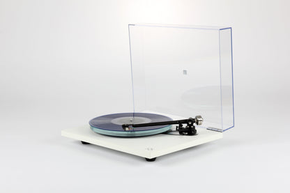 Product Image of a Rega Planar 6 Turntable in White with ND5 Cartridge