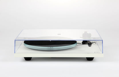 Product Image of a Rega Planar 6 Turntable in White with ND5 Cartridge