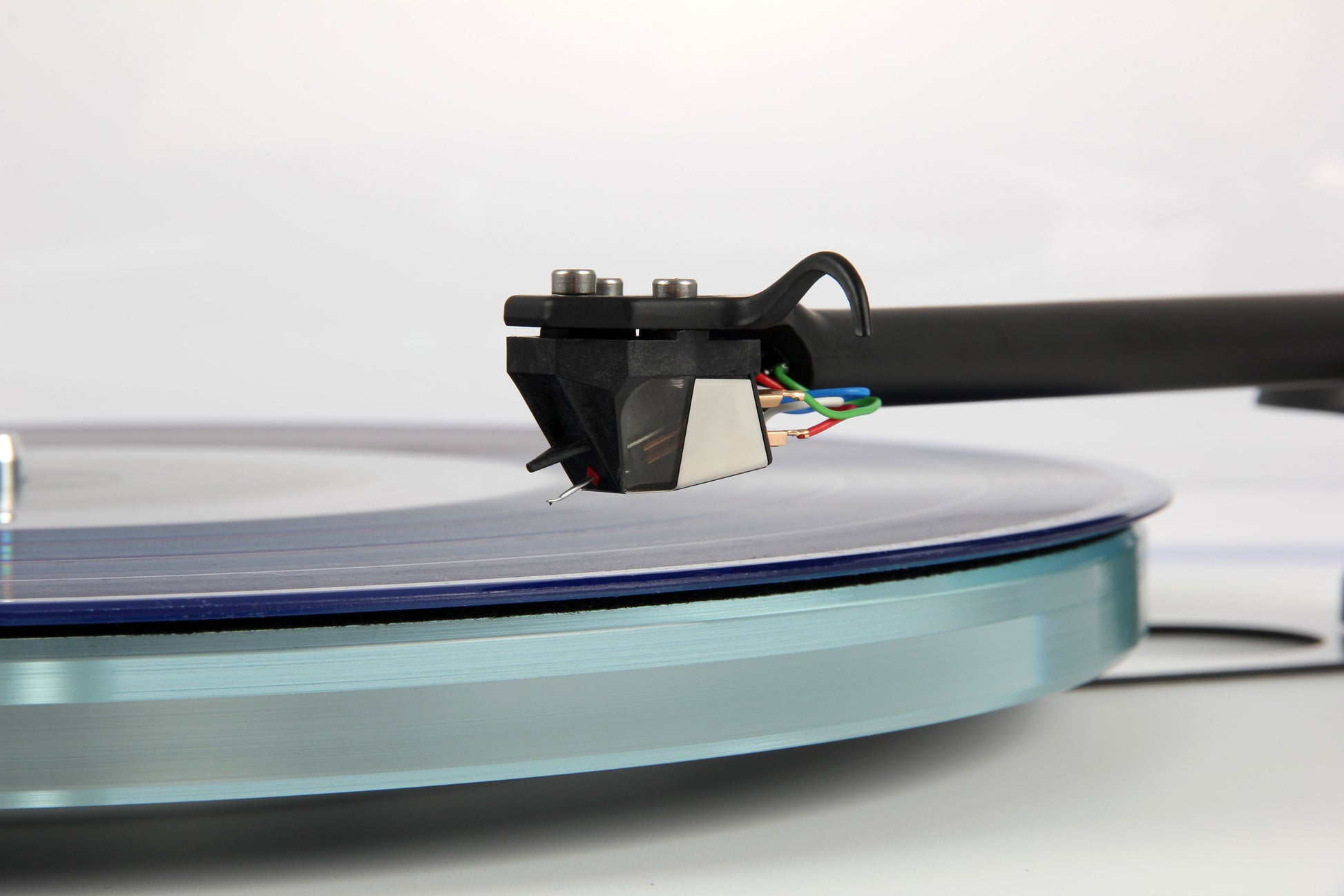 Product Image of a Rega Planar 6 Turntable in White with ND5 Cartridge