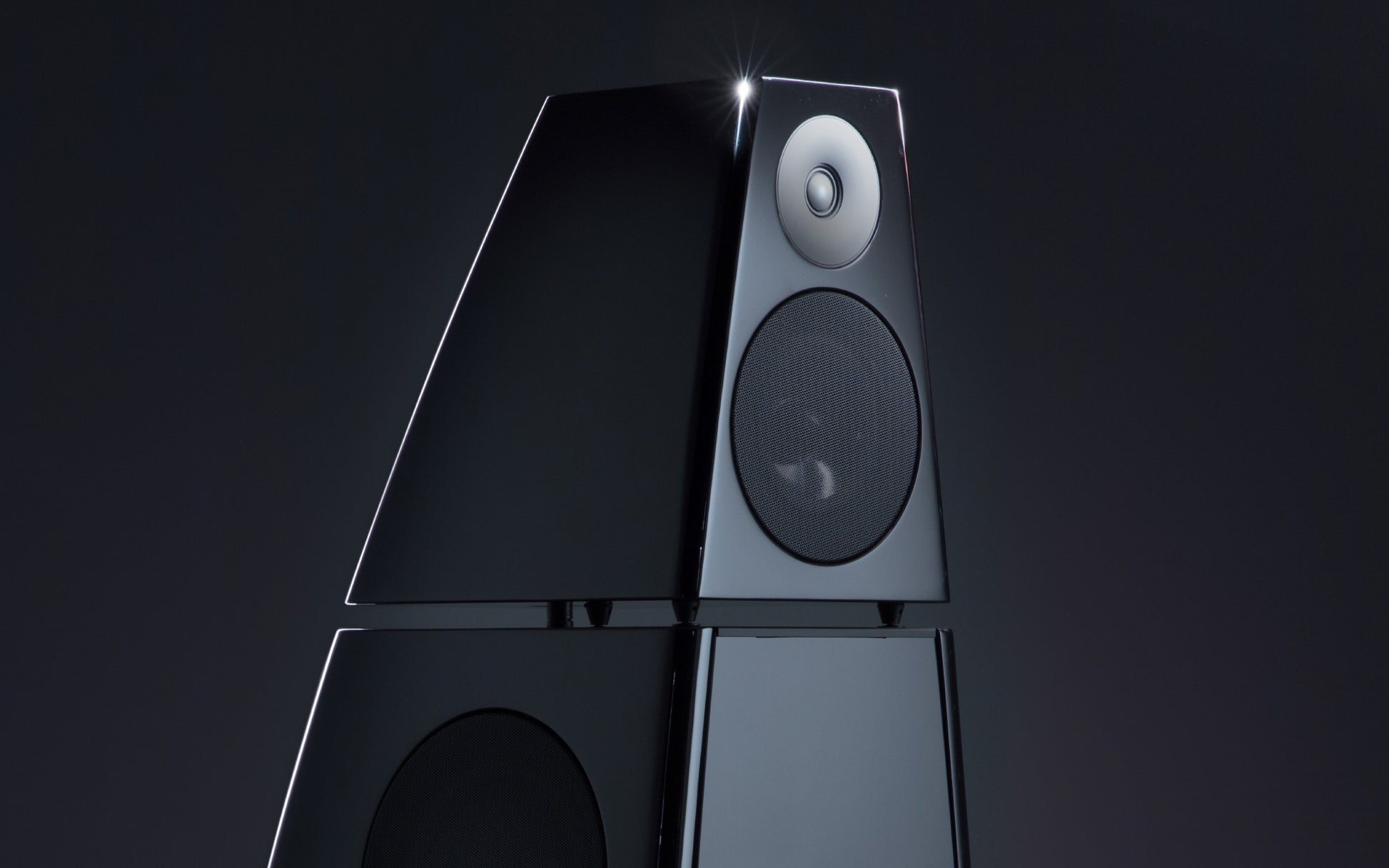 Product Image of the Meridian DSP8000XE Active Floorstanding Speakers in Gloss Black