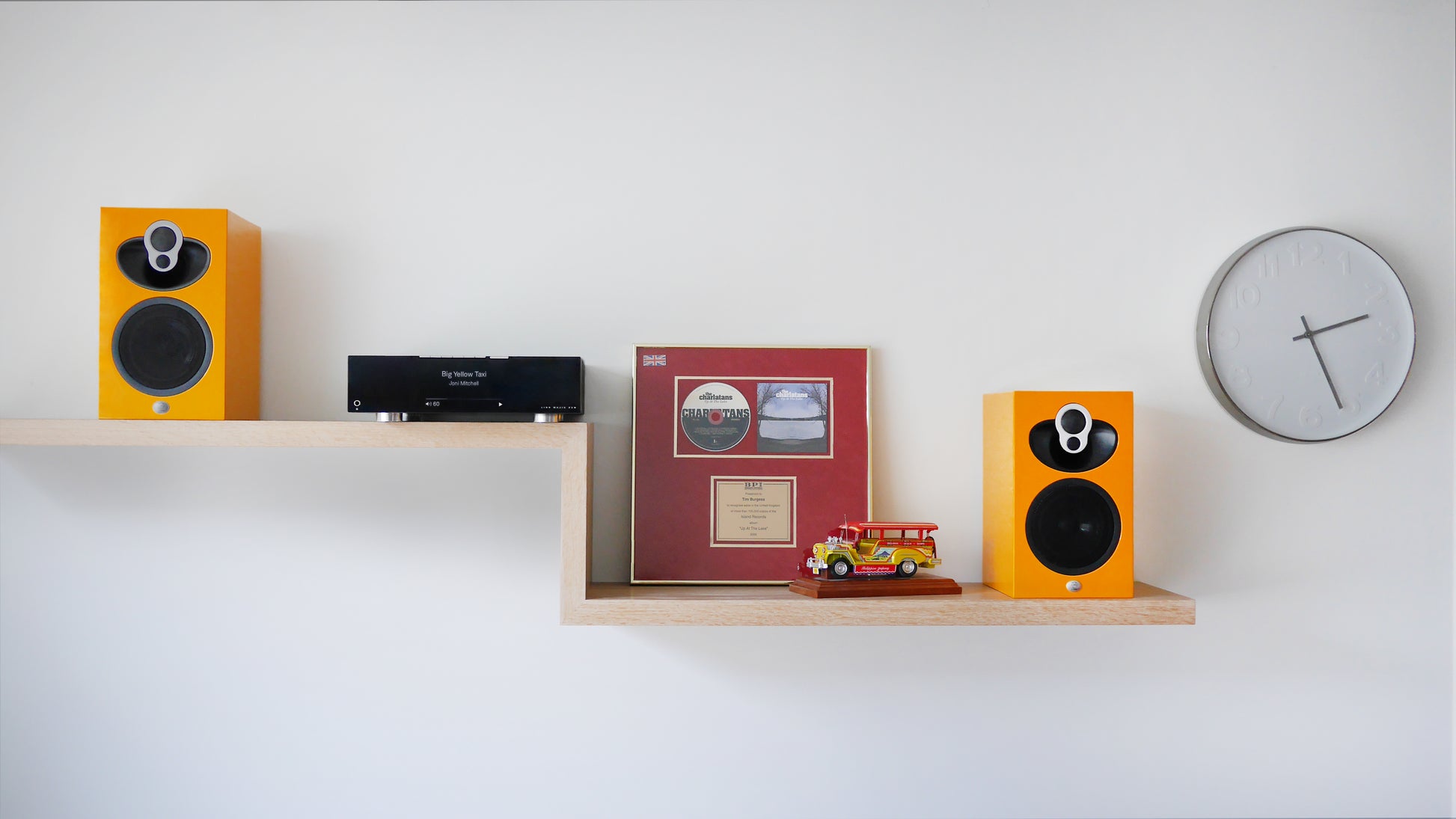 Lifestyle Image for the Linn Majik DSM/4 2020 Streamer, Pre amp and power amp