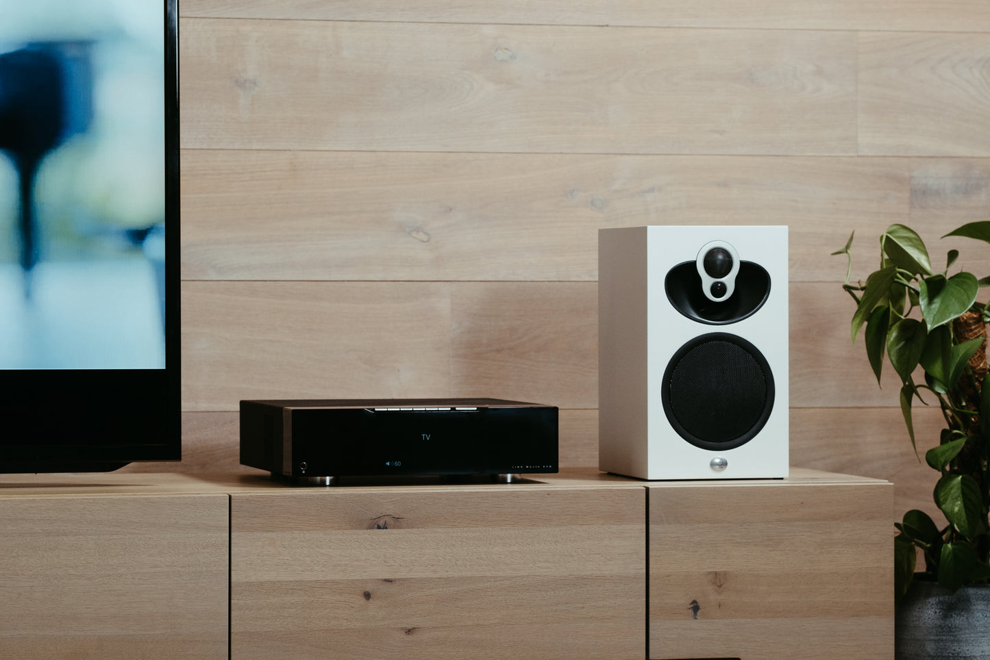 Lifestyle Image for the Linn Majik DSM/4 2020 Streamer, Pre amp and power amp