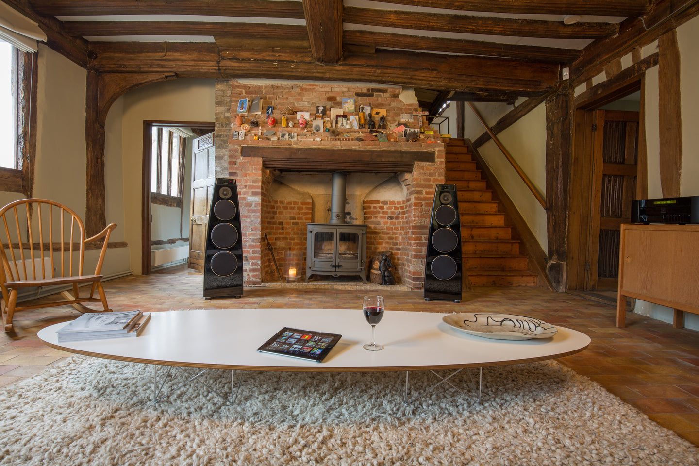 Lifestyle Image of the Meridian DSP7200SE Active Floorstanding Speakers in Gloss Black