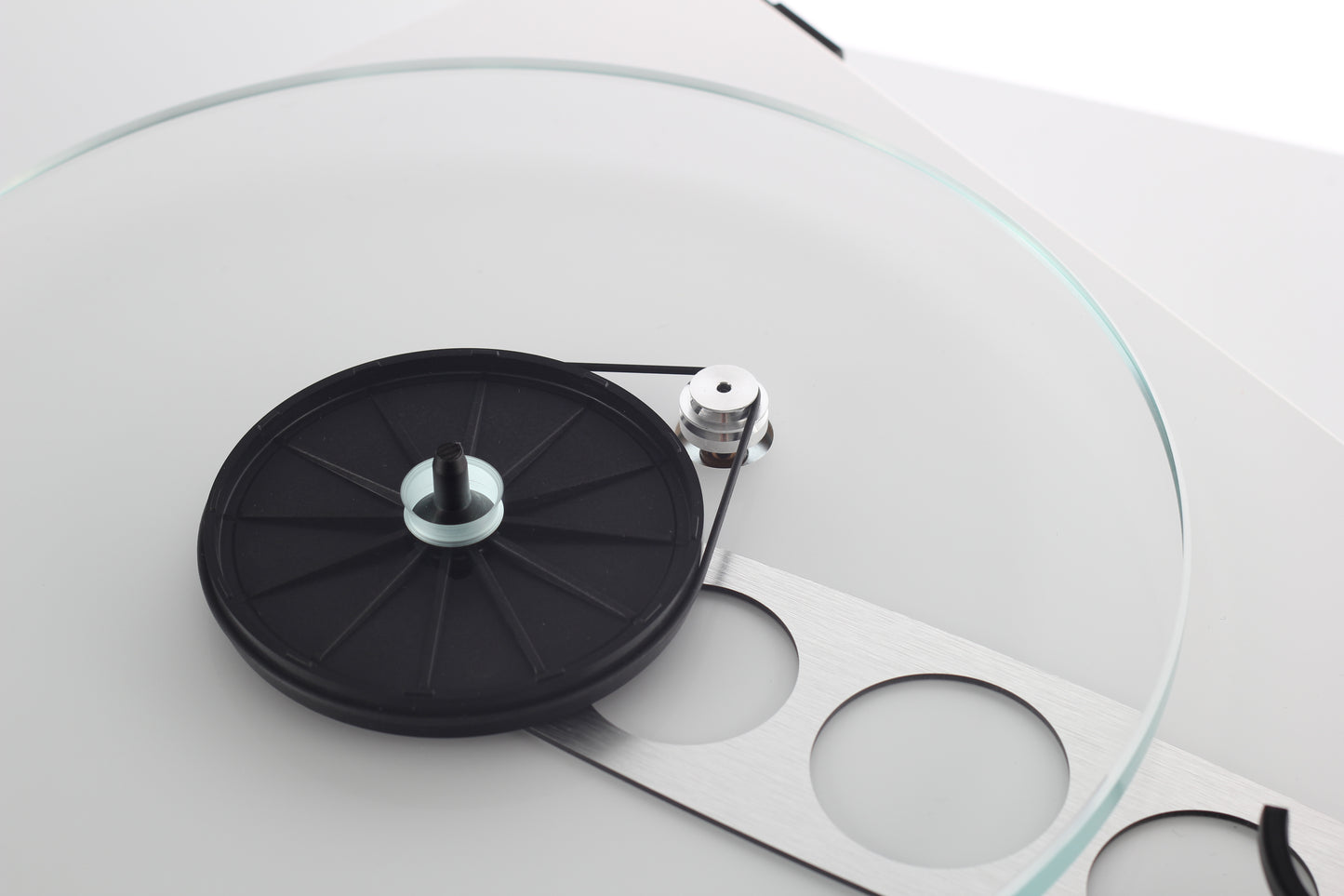 Product image of a Rega Planar 3 in White.