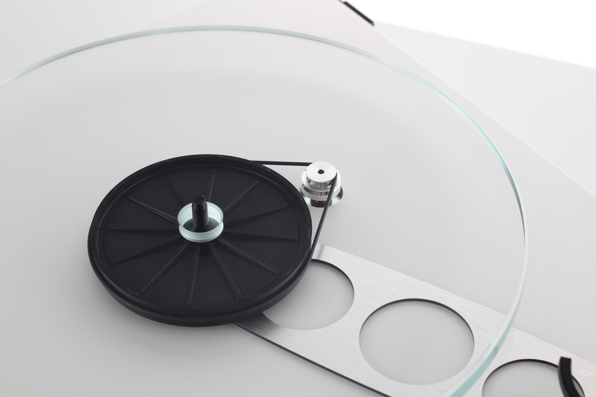 Product image of a Rega Planar 3 in White.